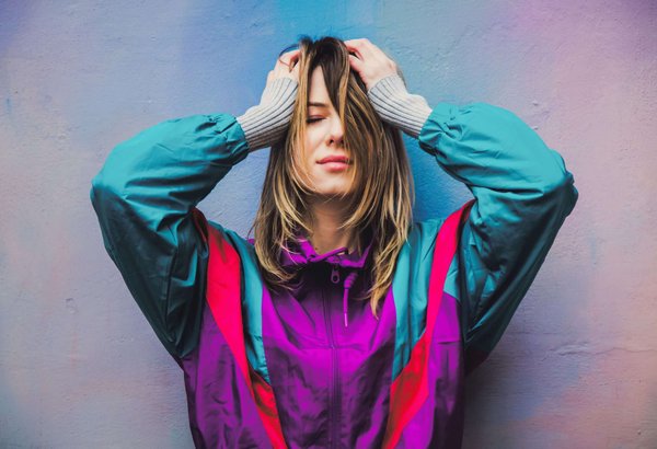 Comment marier avec style des chaussures plates à une robe de soirée ?