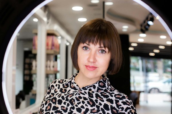 Coupe de cheveux à 50 ans pour une femme à lunette : laquelle choisir pour paraître plus jeune ?
