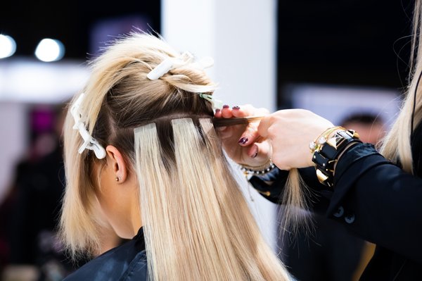 Extensions cheveux naturels : astuces pour un look spectaculaire